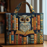 Handgemachte Eulen-Tasche zwischen antiken Büchern